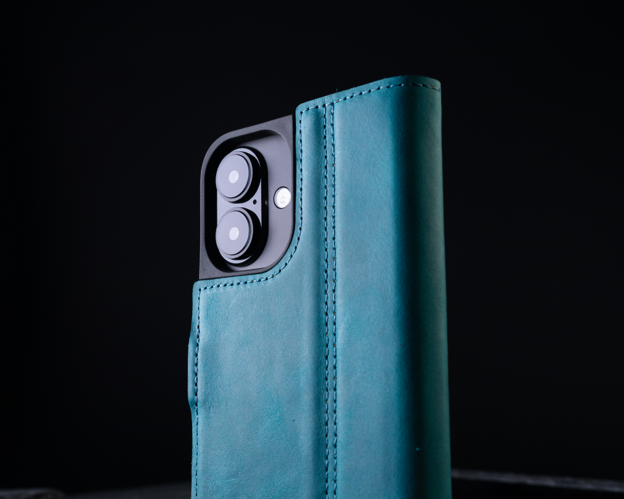 Apple iPhone 16 - Vintage Leather Wallet